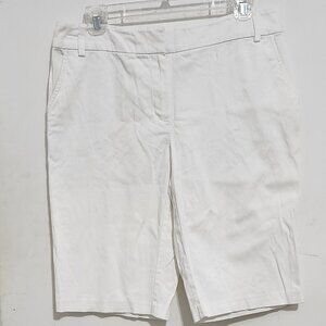 Cato, Ladies White Bermuda Shorts, Size 10.